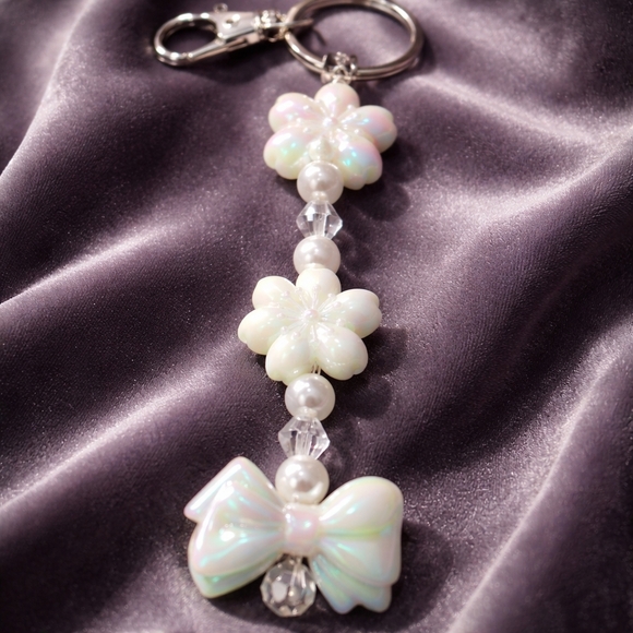 The Crystal Witch Goods Accessories - Elegant Flower, Bow And Pearl Irridescent Key Holder Key Ring